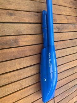 Hot tub battery powered vacuum