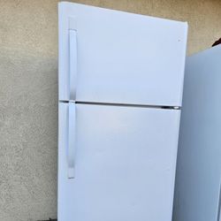 Frigidare Refrigerator Working Perfectly Fine Very Clean I Can Deliver To You  90 Days Warranty 
