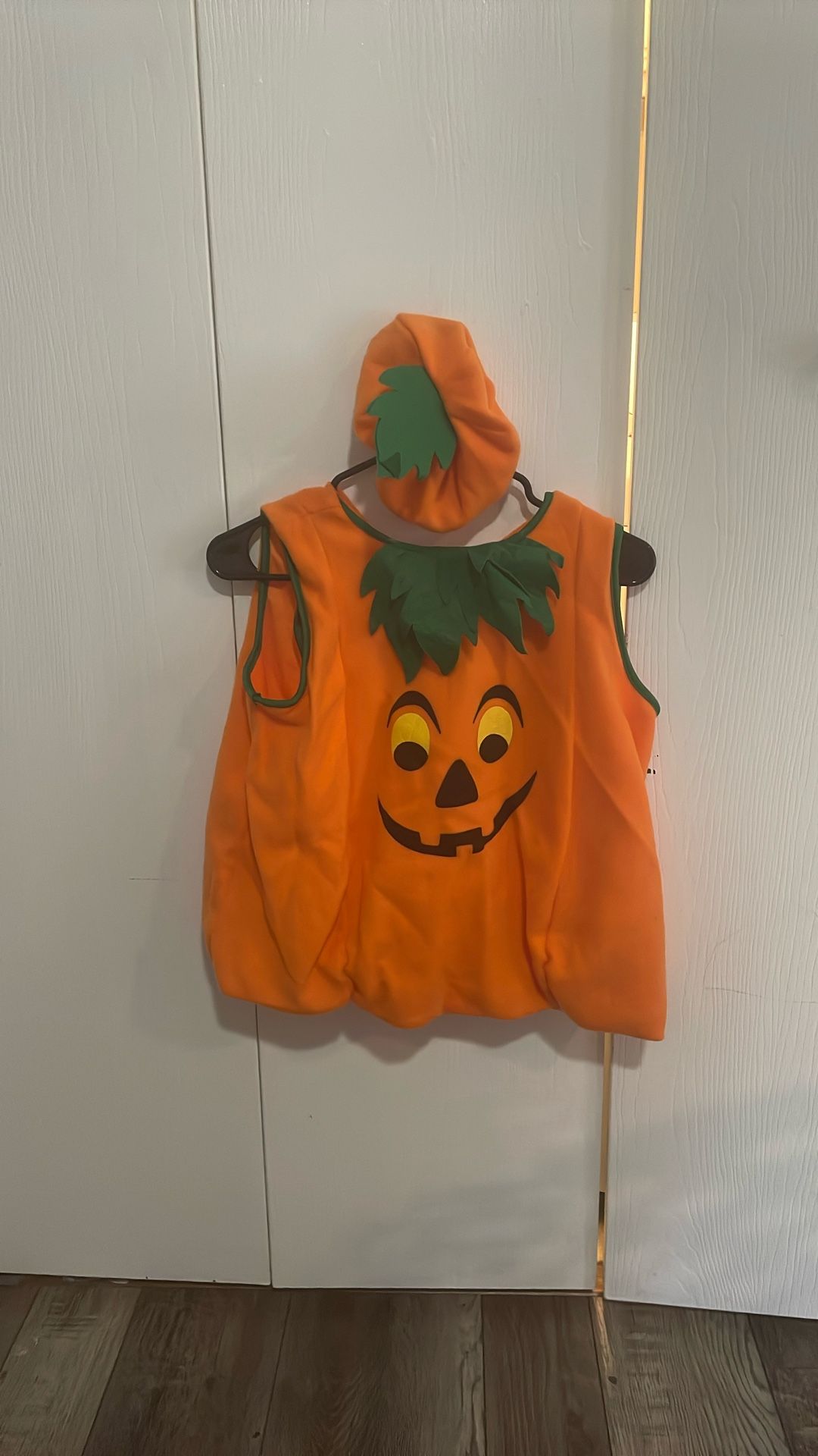 Pumpkin costume w/ hat size (L )in toddler size