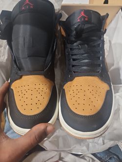 9.5 Jordan 1 mid se black/flax varsity