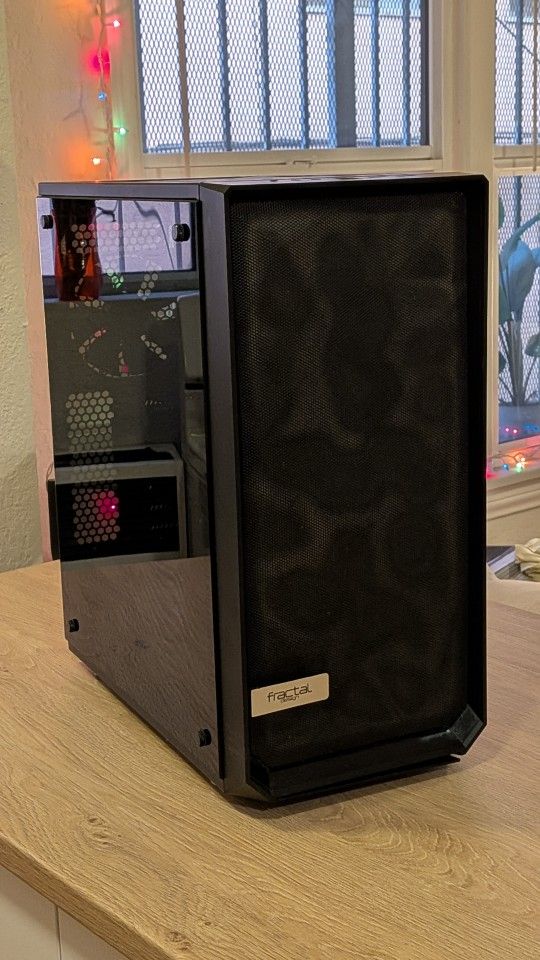 Stealthy Gaming PC w/ RTX 4070 and Curved Screen