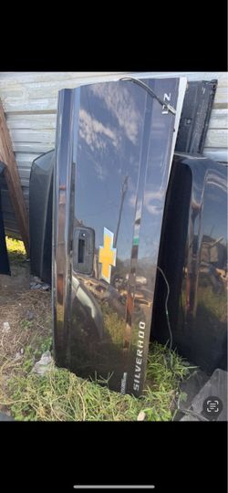 Silverado tailgate oem good conditions 2016