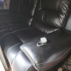 Leather  couch like New no  pets crean