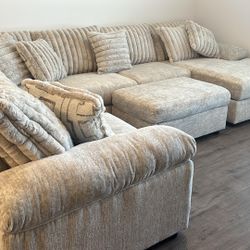 U Shape Sectional & Ottoman. 🚚WE DELIVER🚚