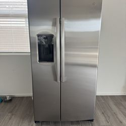 GE Refrigerator Two Door Fridge Brand New No Scratches 