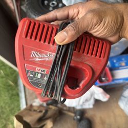 Milwaukee Charger M12 