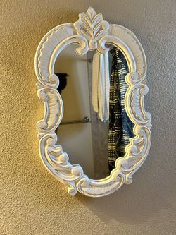 Small Mirror, Decor