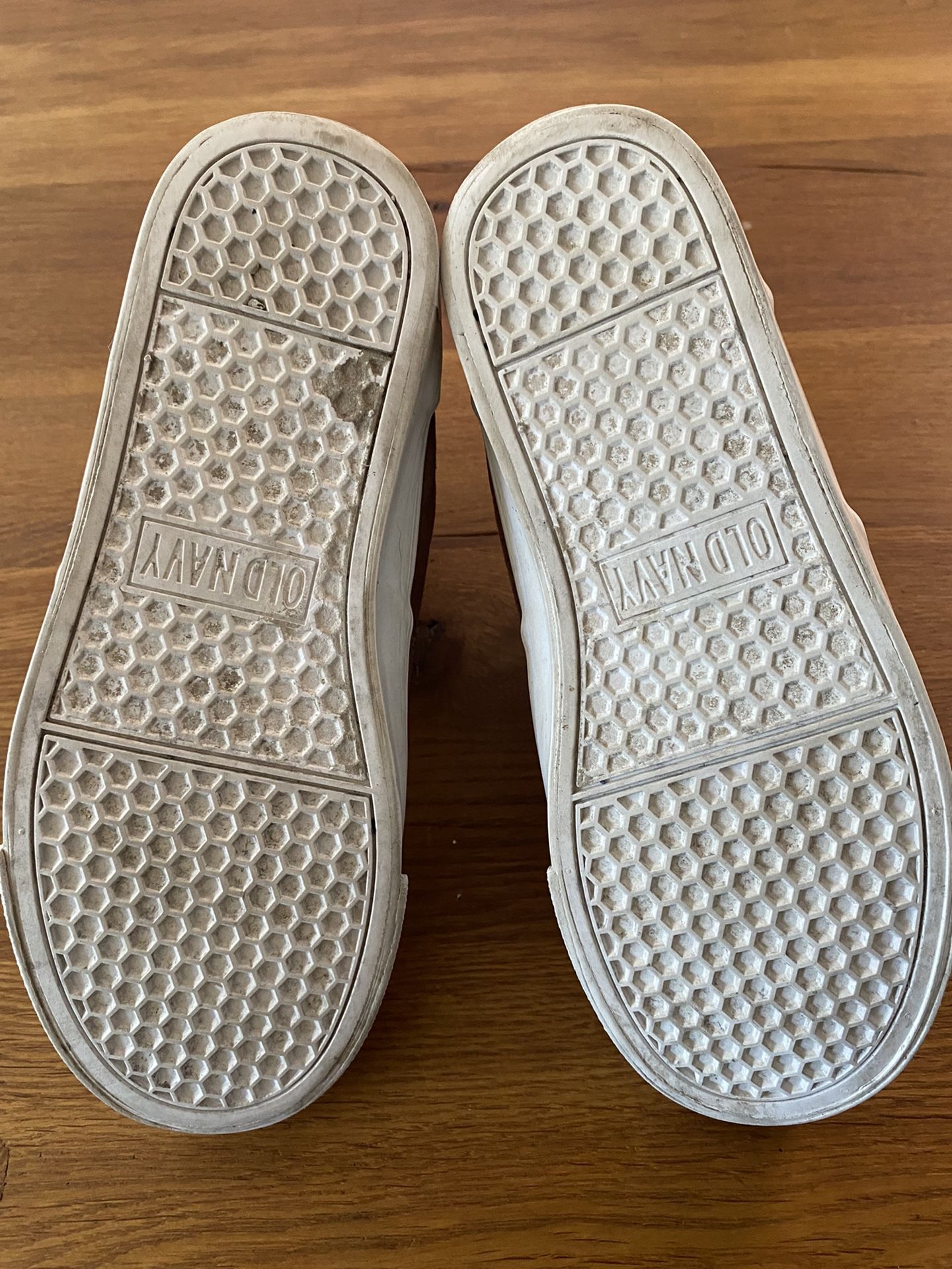 Old Navy Boys Shoes Size 5 for Sale in Chicago, IL OfferUp