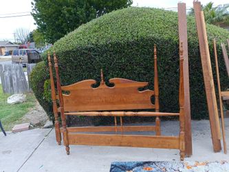 Beautiful vintage 4 post bedframe in perfect condition