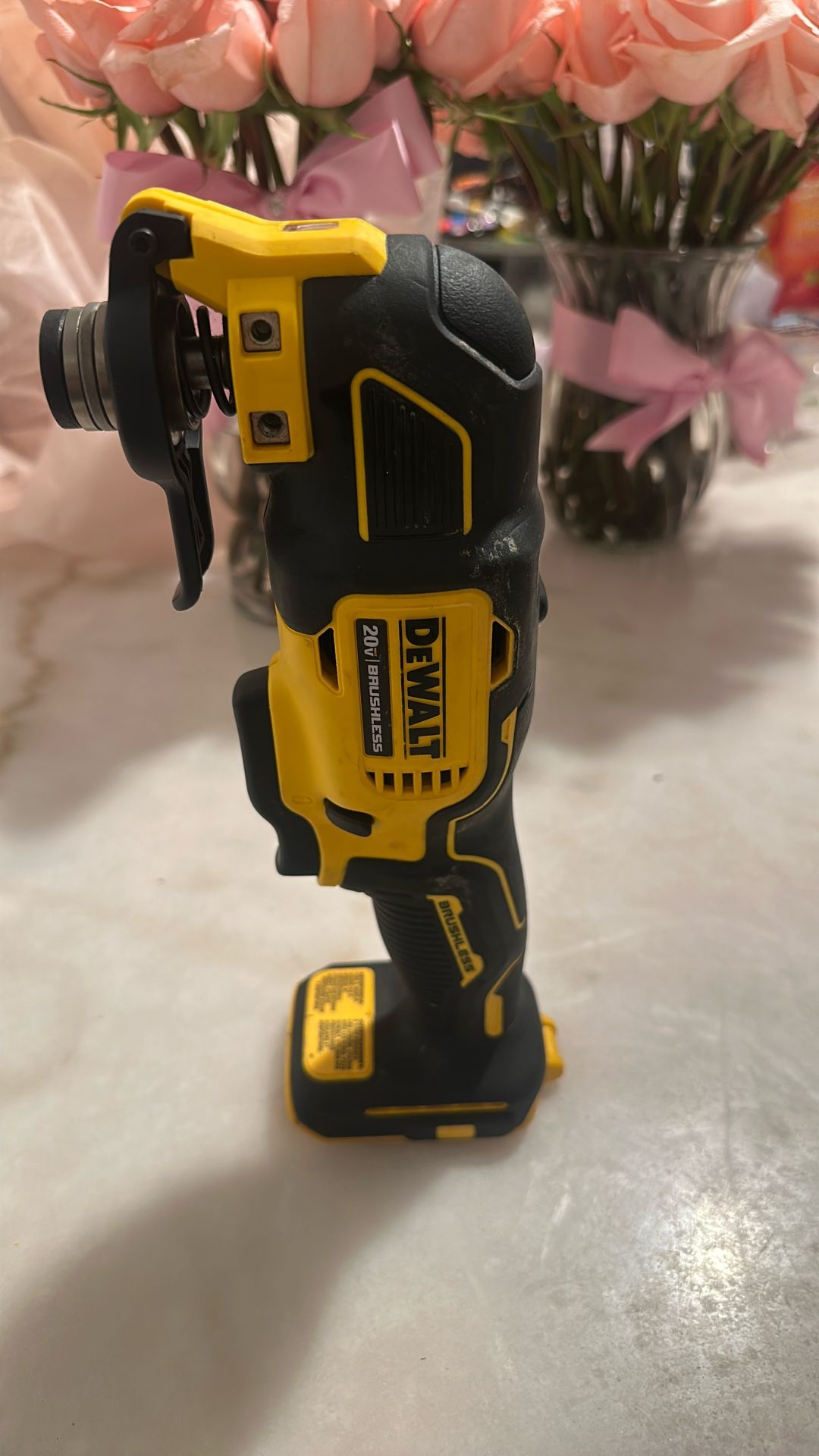 multiherramienta DEWALT ATOMIC 20V MAX, modelo DCS354B.