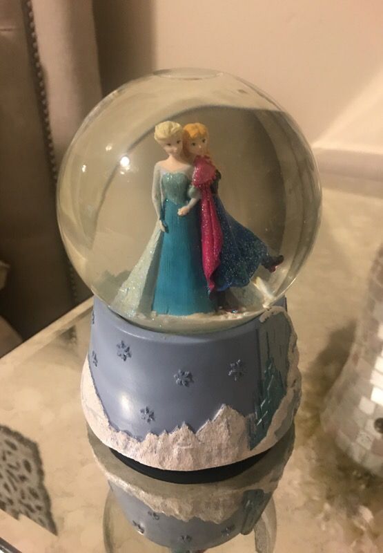 Frozen musical snow-globe