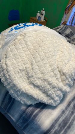 Comforter, king or queen, fits both with throw blanket, and two shams