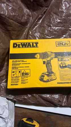 DeWalt 20V Brushless Drill Driver Kit DCD793D1