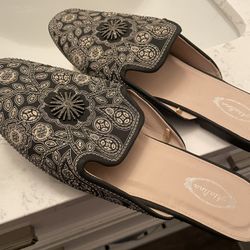 WOMEN’S FLATS