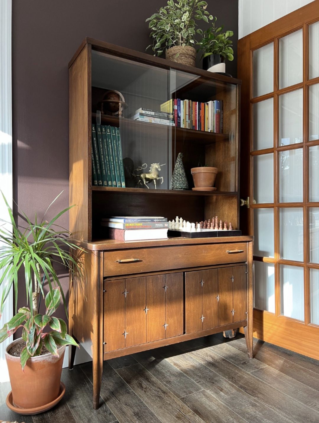 Mid Century Modern Broyhill Saga China cabinet hutch