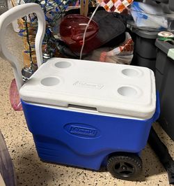 Igloo Blue white Wheelie Wheel Cooler