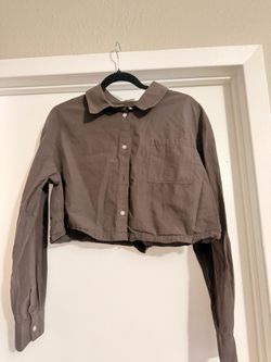 Long-sleeved shirt with brown shorts