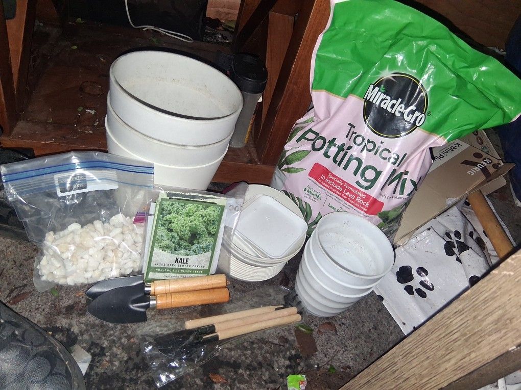 Gardening/plant Related Items Bundle....