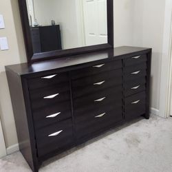 Bedroom furniture set 