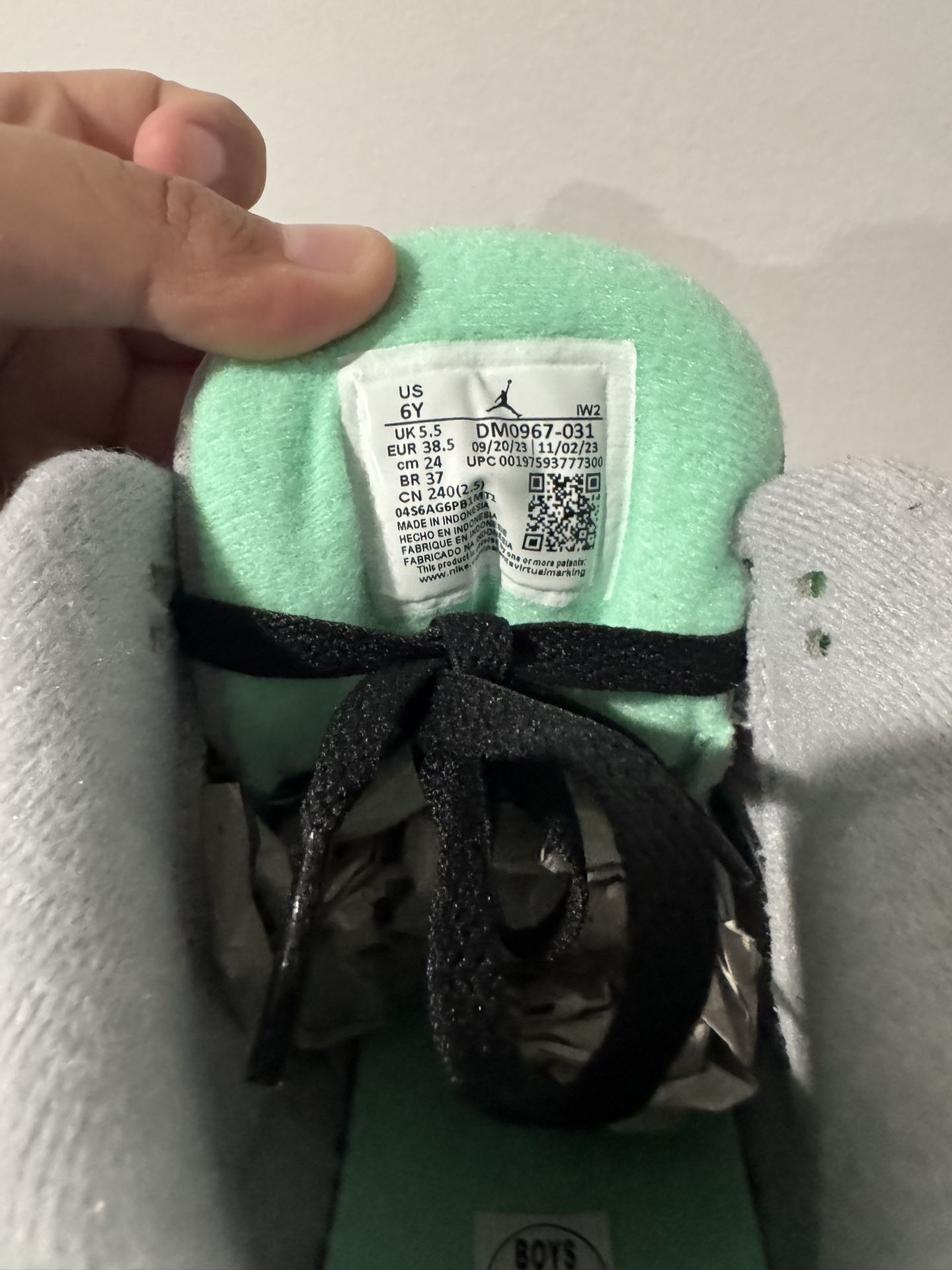 Jordan 3 Retro Green Glow size 6Y