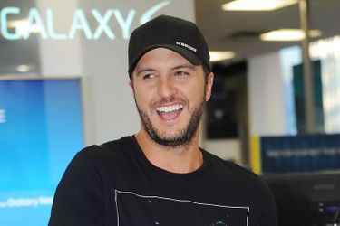 Luke Bryan with Lauren Watkins, Lanie Garnder and Randall King