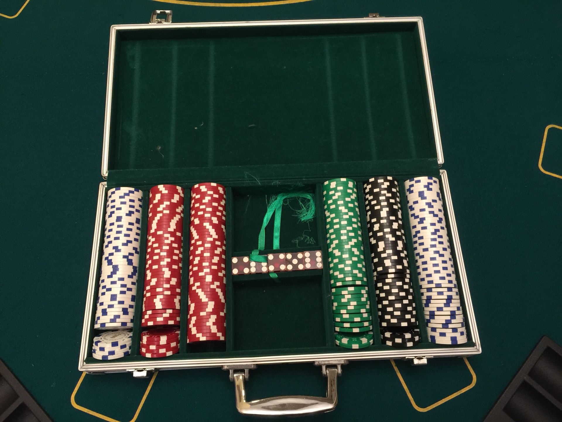Poker table+ chips