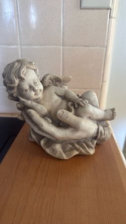 Cherub in hand