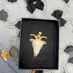 Young Bull Necklace Gold Chain Diamond Pendant Eyes