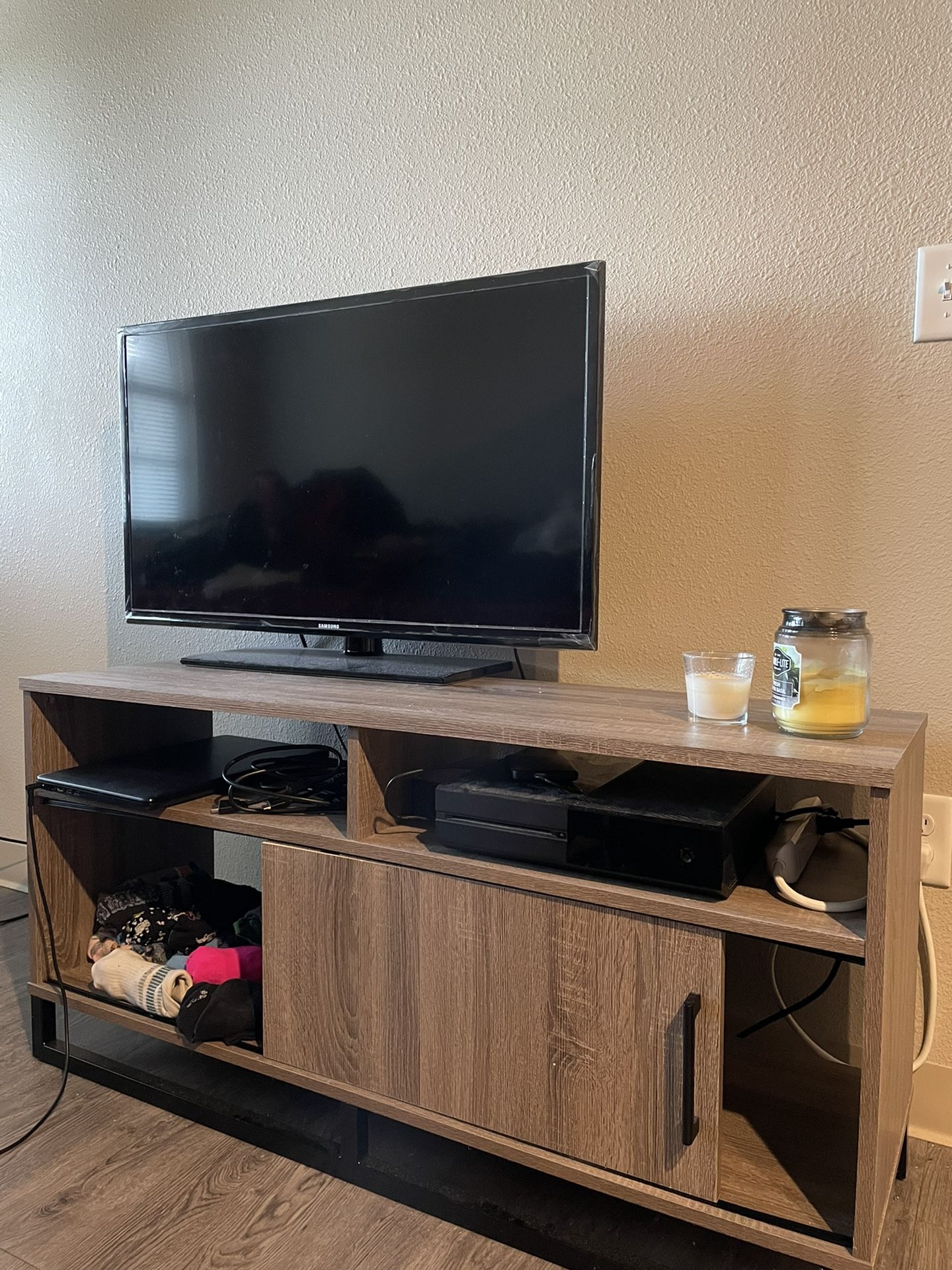 TV STAND 