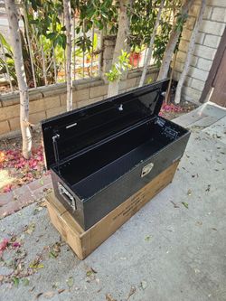 NEW TOOL BOX 39X13X10" BLACK ALUMINUM LOCK WITH KEY,CAN USED FOR TRAILER RV OR TRUCK,IF SOMEBODY INTERESTED PLEASE TEXT ME ANY TIME HABLO ESPAÑOL THAN