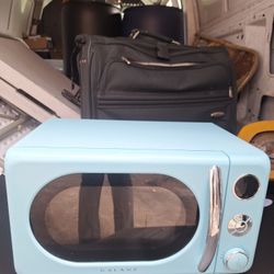 Galanz,  0.7 Cubit Ft.  Retro Countertop Microwave Oven 