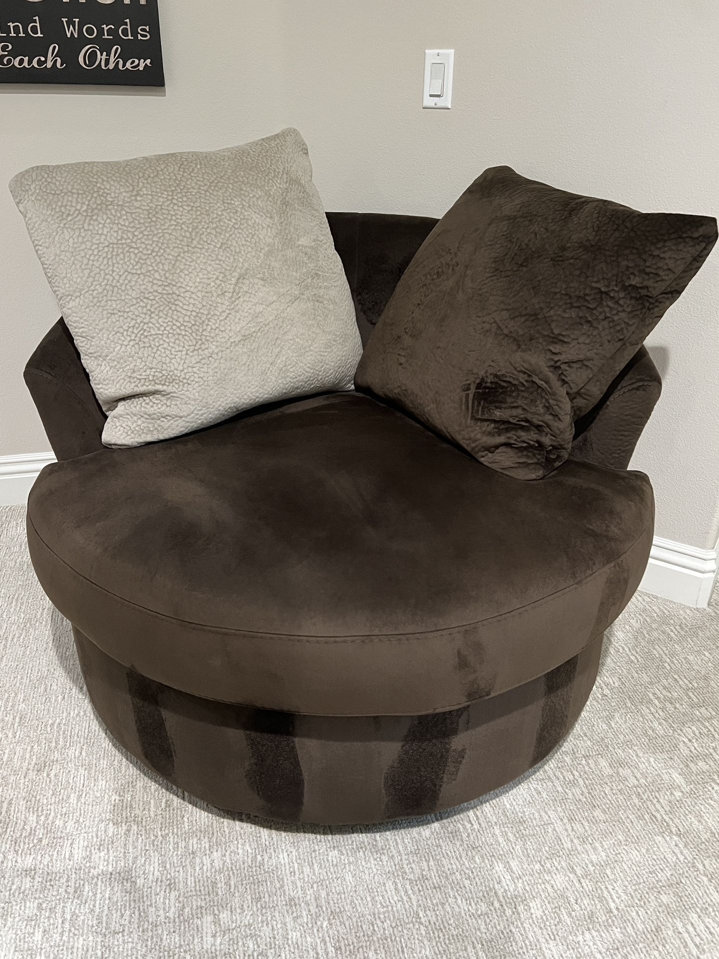 Oversized Swivel Chair w/ Matching Ottoman