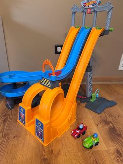 Hot Wheels Track Playset with 2 Cars – Sound Works!