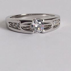 PRETTY LADIES RING SIZE 8