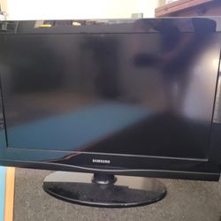 32"  SAMSUNG TV w Remote and Antenna 