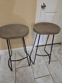 APair Wood and metal stools un par de taburetes
