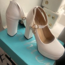 Size 35 shoe size 4 women’s super pretty white chunky heel