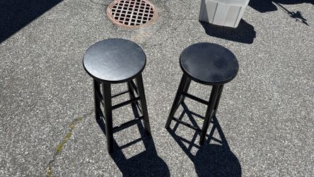 2 bar stools