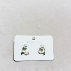 Tulip-Shaped Floral Pearl Earrings with Small Green Leaves (Gold-Tone)