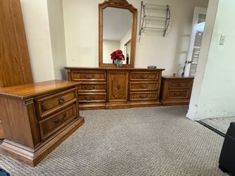 5 piece wood Queen bedroom set