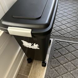 CAT FOOD WITH THE STORAGE CONTAINER 