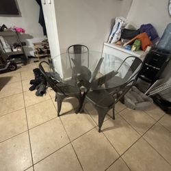 Round table with 4 Cause