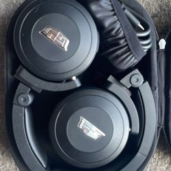 AKG Cadillac Escalade 2017-2025 Bluetooth headphones