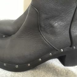 . Elevate your daily ensembles with the versatile Cam II ankle boot by UGG! Size 9  