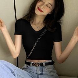 V-neck black crop top with exposed shoulders, short sleeve, summer 2025 new style, suitable for petite women, high waist, short length, fits snugly an