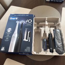 Oral-B iO Complete Clean Rechargeable Toothbrush Set