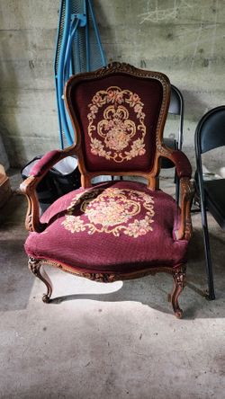 Vintage chair, good bones, needs work