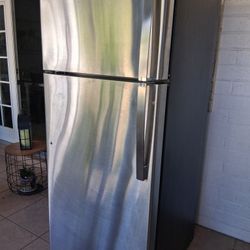G E Refrigerator 17.5 Cu Ft