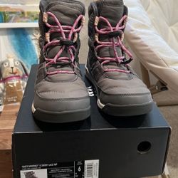 Youth Size 6 - Sorel Snowboots - Very Gently Used 