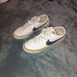 Nikes Men's Size 9